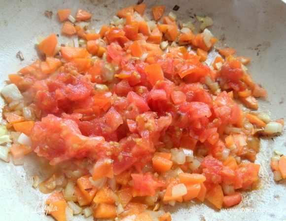 Измельчить и перенести в зажарку. Потушить пару минут вместе.