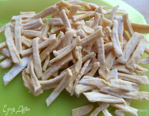 Теперь очередь лапши. У меня высушенная, так как в тот день у меня был другой супчик.