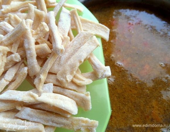 Засыпать лапшу в горячий бульон вместе с фрикадельками.