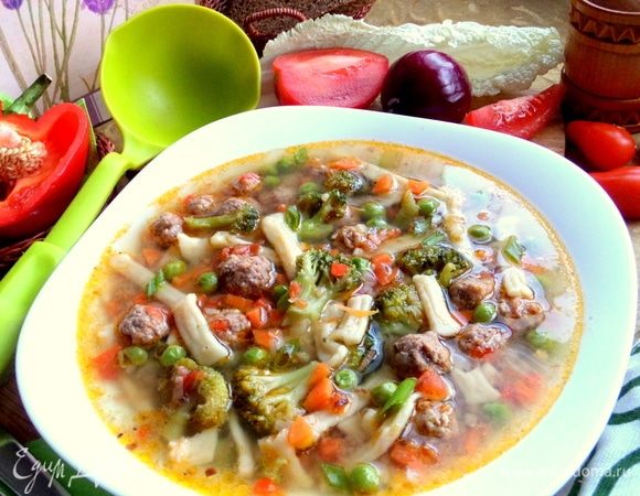 Разливаем суп по тарелочкам.