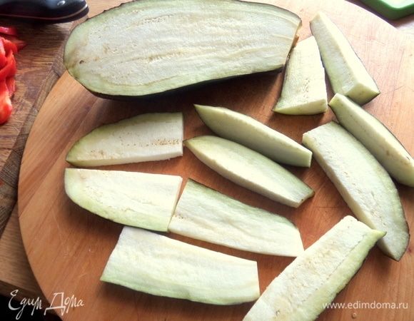 Средний баклажан разрезать вдоль, потом на «язычки» и каждый на четверти. Так легче обжаривать.