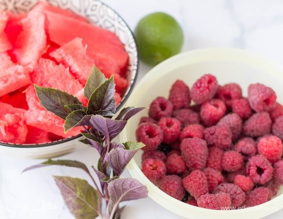 Арбуз очистить от кожуры и семечек. Малину и базилик вымыть, слегка обсушить.