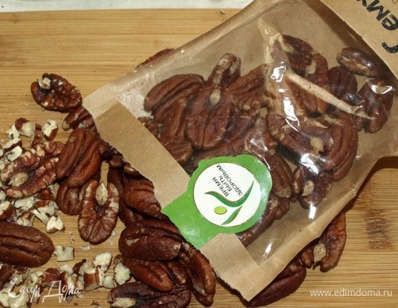 Несколько штук ореха пекан ТМ «Семушка» мелко порубить.