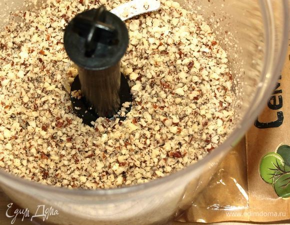 Остальные орехи пекан ТМ «Семушка» измельчить блендером в мелкую крошку.