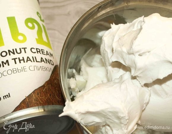 Кокосовое масло и кокосовые сливки растопить. Но они не должны быть горячими.