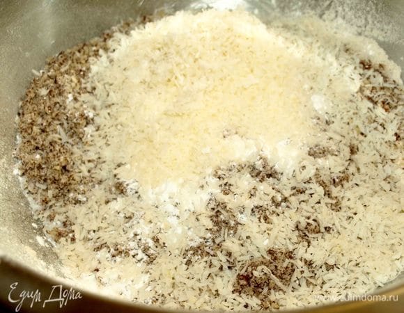 Муку просеять, добавить соль, кокосовую стружку, измельченные в крошку орехи ТМ «Семушка», разрыхлитель.
