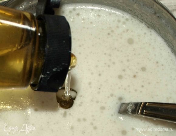 В растопленное кокосовое масло и сливки добавить 3 ст. ложки сиропа агавы. Все перемешать.