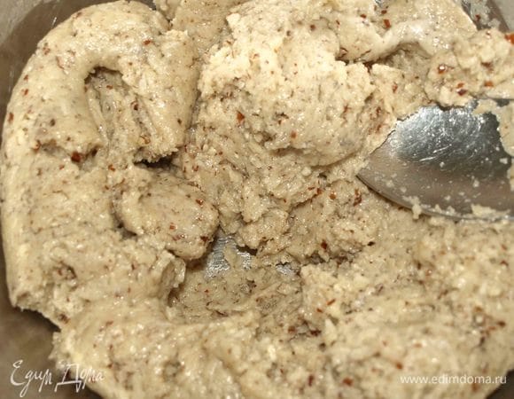 Соединить сухие и жидкие ингредиенты. Хорошо перемешать. Должно получиться не очень жидкое тесто.