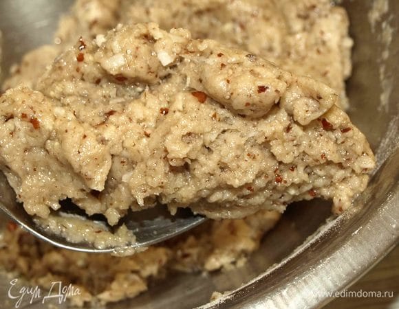 На этом фото видно, какое получилось тесто. Берем тесто столовой ложкой и накладываем в формочки. Тесто кладем не до краев формы. Формочки заранее поставить в форму для выпечки кексов.