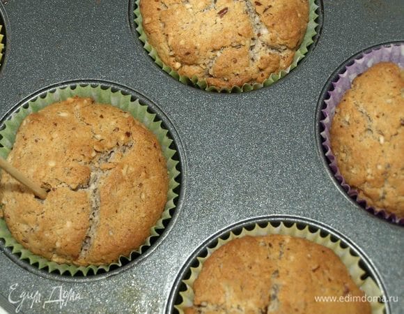 Или до сухой спицы. Готовые кексы достаем из духовки.