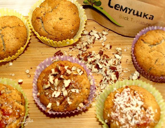 Подогреть две столовый ложки любого джема (у меня клубничный). Смазать верх кексов и посыпать ореховой крошкой или кокосовой стружкой.