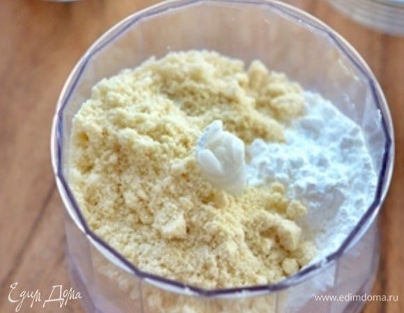 Смешать сахарную пудру с миндальной мукой.