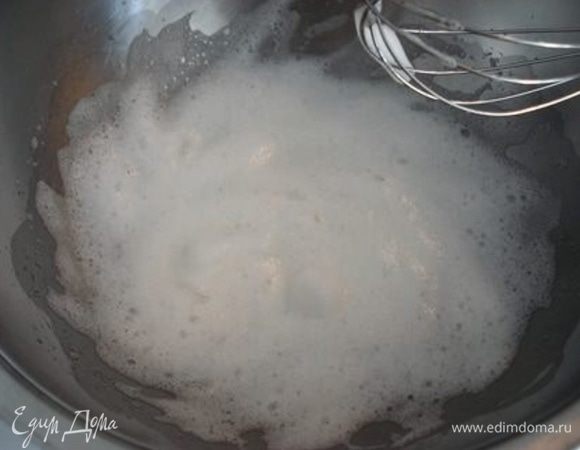 Белки взбить до легких пиков, всыпать сахар, взбить немного, добавить краситель, взбить до устойчивых пиков и вмешать смесь из миндальной муки и сахарной пудры.