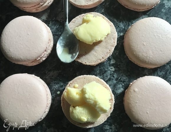 Макарон начинить мороженым и отравить в морозильную камеру на несколько часов.