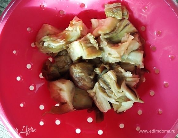 Почистить баклажаны от шкурки, убрать семена, если они сильно крупные. Мякоть поместить в дуршлаг и оставить, чтобы стекла лишняя жидкость.