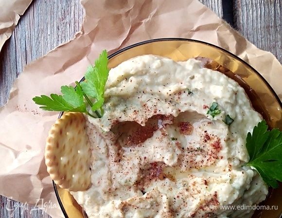 Готовую закуску бабагануш сбрызнуть оставшимся маслом, посыпать перцем и зеленью.