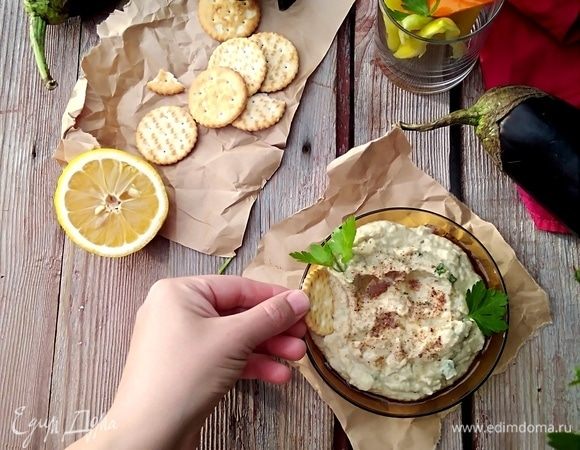 Подавать с крекерами, чипсами из лаваша или нарезанными овощами. Суперзакуска для любого случая!