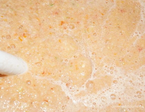 Овощи вымыть, почистить, нарезать и измельчить блендером. Перец измельчать с семенами. У меня был зеленый горький перец.