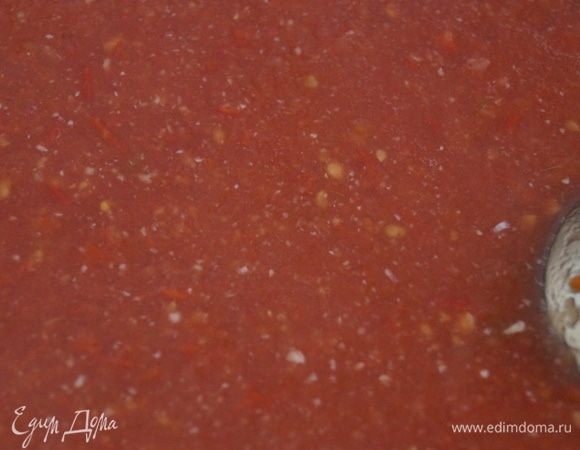 После закипания уменьшаем огонь и варим 10–15 минут, добавляем эссенцию или немного столового уксуса. После этого доводим до вкуса. Мы любим послаще, кто–то сахар не любит.