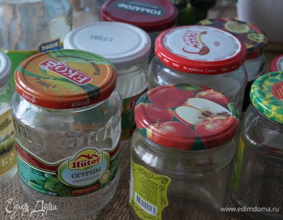 Баночки и крышки стерилизуем. Я промываю банки и крышки уксусной водой.