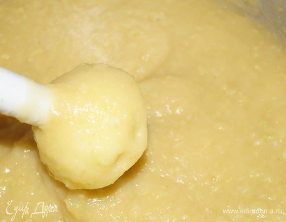 Вымытые яблоки нарезать на дольки без сердцевины, налить немного воды, накрыть крышкой, поставить на огонь, проварить минут 10–15 после закипания. Когда ваши яблоки размягчились, взбейте их ручным блендером до состояния пюре.