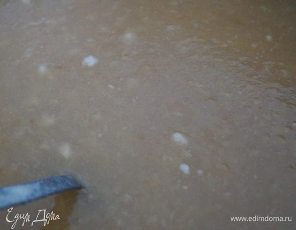 Добавьте к яблочному пюре сахар и, помешивая, варите до растворения сахара.