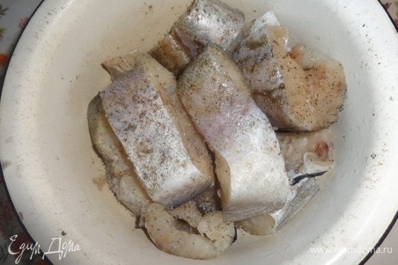 Пока варится картофель, займемся рыбой и овощами. Рыбу можно брать любую, желательно филе. В качестве рыбы я использовала минтай. Он у меня был замороженный, в виде стейков. Рыбу заранее вытащить и разморозить при комнатной температуре. Лишнюю жидкость удалить, стейки обсушить. Аккуратно вырезать хребтовые косточки. Рыбу посолить и поперчить.