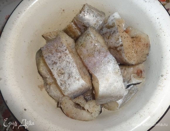 Пока варится картофель, займемся рыбой и овощами. Рыбу можно брать любую, желательно филе. В качестве рыбы я использовала минтай. Он у меня был замороженный, в виде стейков. Рыбу заранее вытащить и разморозить при комнатной температуре. Лишнюю жидкость удалить, стейки обсушить. Аккуратно вырезать хребтовые косточки. Рыбу посолить и поперчить.