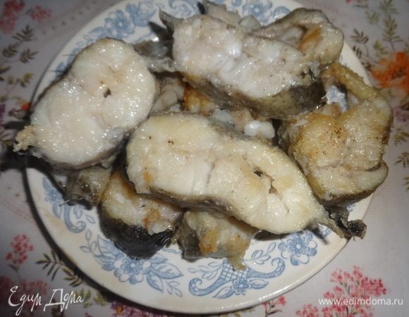 Выложить обжаренную рыбу на тарелку.