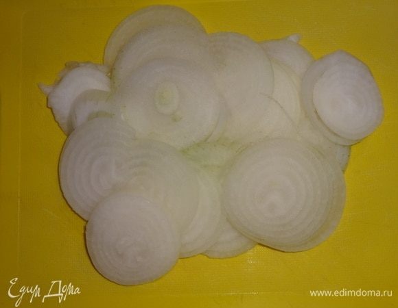 Лук очистить, вымыть, обсушить. Нарезать кольцами.