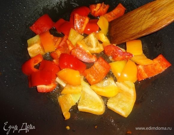 Обжарить перец на масле в течение 2–3 мин, помешивая. Выложить обжаренный перец в другую тарелку.