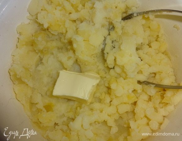 С отваренного картофеля слить воду. Размять в пюре, добавив сливочное масло. Остудить до комнатной температуры.