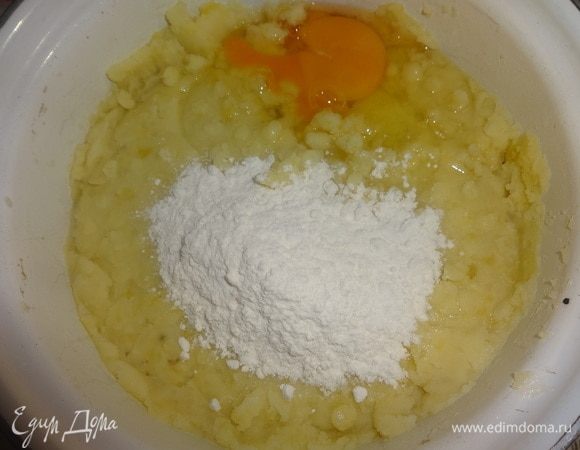 В остывшее картофельное пюре всыпать 2 ст. л. муки и вбить яйцо, перемешать.