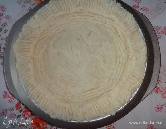 В смазанную маслом форму выложить картофельное пюре, распределив его по дну и бокам формы.