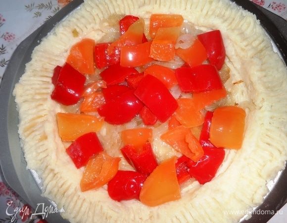 На пюре выложить слой обжаренного лука, затем — слой перца.