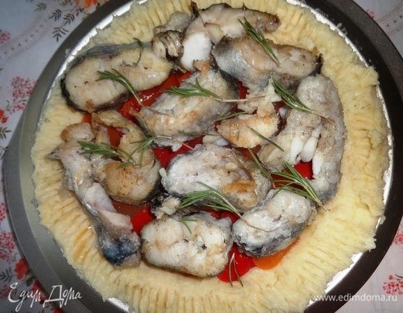 На перец выложить обжаренную рыбу. Веточку розмарина поломать на небольшие кусочки и положить на рыбу.