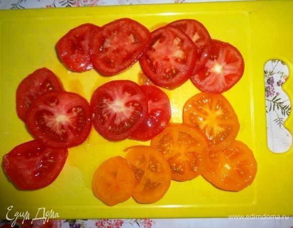 Помидоры вымыть, обсушить, нарезать кружками. Сбрызнуть 1 ст. л. растительного масла.