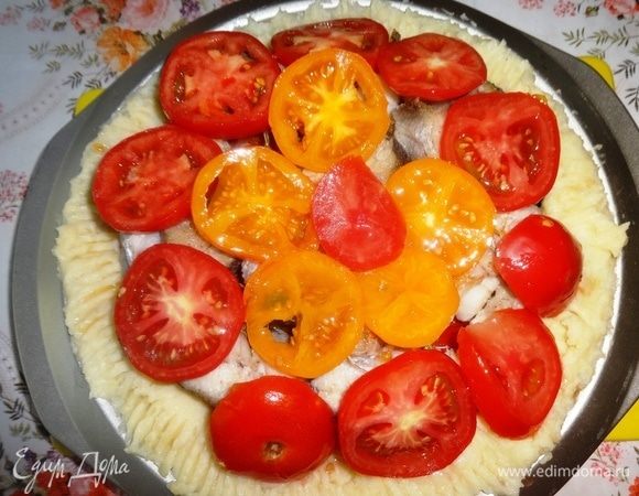 Выложить кружки помидоров на рыбу смазанной стороной вниз. Сбрызнуть помидоры оставшимся маслом. Поставить форму в духовку, нагретую до 180°C, и запекать блюдо в течение 35–40 мин.