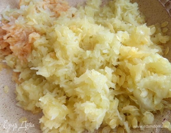 Молодой кабачок натереть вместе с кожицей и серединкой.