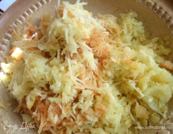 Яблоки тоже натереть. Получилось пополам.