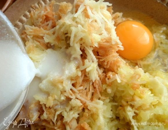 Влить йогурт или кефир, как у меня. Вбить яйца. У меня одно, так как второе я заменила яичным порошком (1 ст. л.).