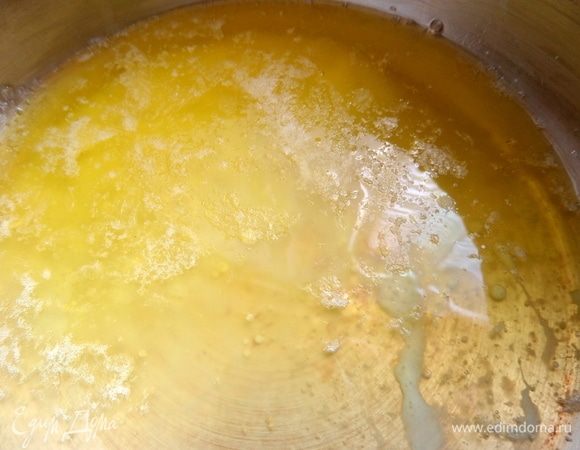 Масло можно мягкое, но мне пришлось растопить, так как из морозилки.