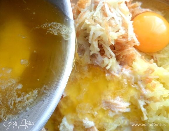 Смешать его с растительным (в граммах!) и влить в жидкую массу.