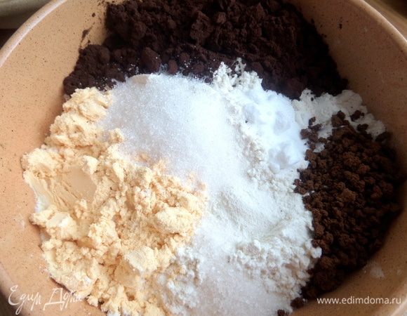 Смешиваем отдельно сухой состав. Какао у меня очень насыщенное. Можете и 4 ложки, если светлое у вас. В оригинале кофе разводили водой (1 ст. л.).