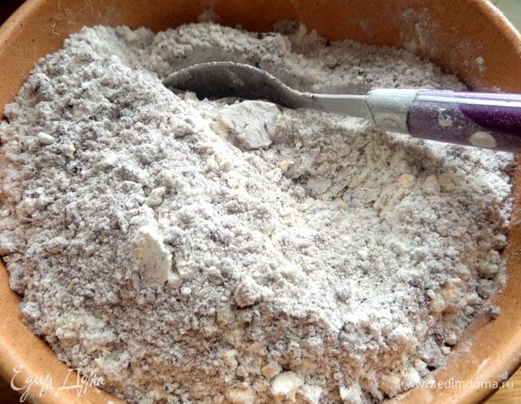 Перемешать. Сахар я уменьшила, в оригинале — 250 г.