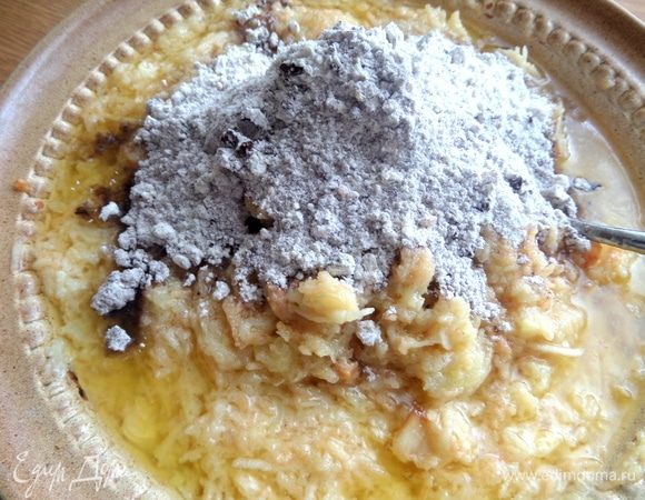 Соединяем сухую и жидкую массы. 