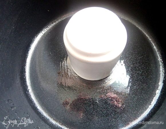 Итак, начало. Я не раз показывала, как сделать отверстие для пирога, если нет формы с дыркой. У меня керамический стаканчик, который ставим в центр и смазываем тщательно, как и стенки формы.