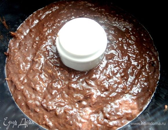 Заполняем по кругу тестом.