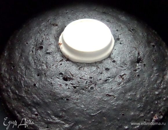 Вот так поднялся кекс, хоть и без духовки. Я выпекала вначале 50 мин. на программе «Выпечка». Мне показался кекс влажным на шпажке, и я добавила еще 20 минут для страховки. Потом открыла крышку и оставила до полного остывания.