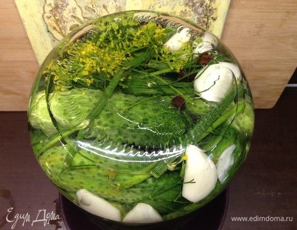 В миску сложили сахар, соль, мед, залили кипятком, мешаем, пока не растворится все, потом кислоту лимонную добавили, размешали.